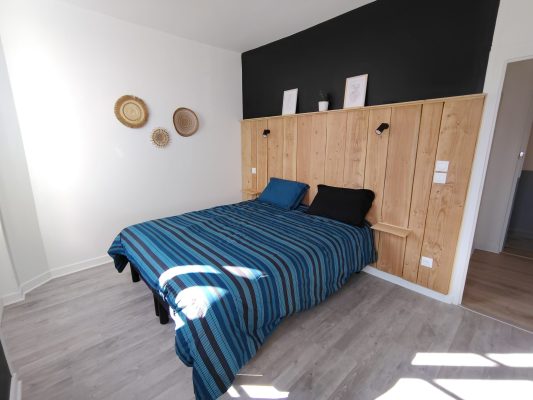 Chambre gtand lit 160x200 -Salle de douche, WC © C Le Lion d'or