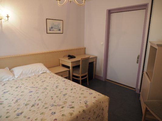 HOTEL LOGIS SAINT JOSEPH SANCOINS CHAMBRE BLANCHE © Tourisme & Territoires