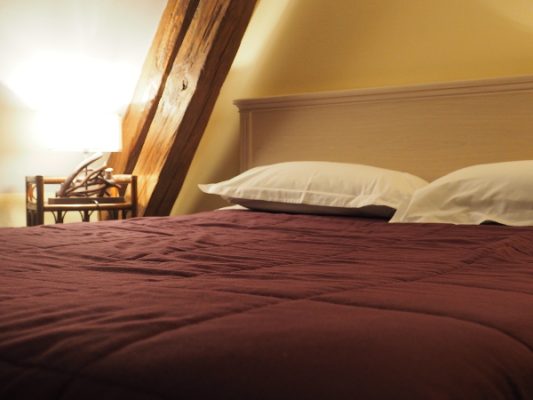 HOTEL LOGIS SAINT JOSEPH SANCOINS CHAMBRE VIOLETTE © Tourisme & Territoires