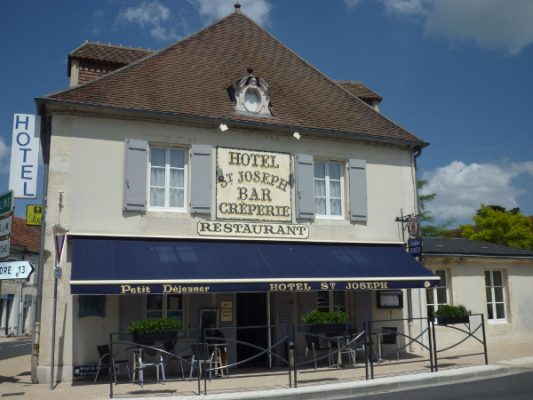 HOTEL LOGIS SAINT JOSEPH SANCOINS FACADE © Tourisme & Territoires
