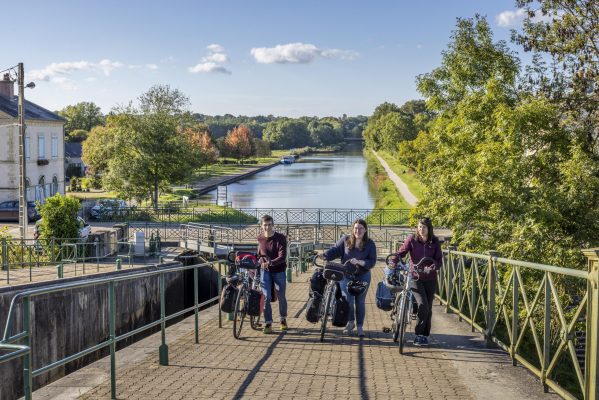 Vélos au pont-canal du Guétin © D. Darrault - CRT Centre-Val de Loire