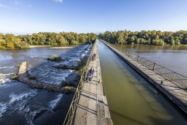 Vélos sur le pont-canal du Guétin © D. Darrault - CRT Centre-Val de Loire