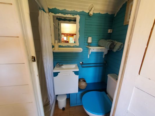 douche toilettes, lave main dans la roulotte © la petite fadette