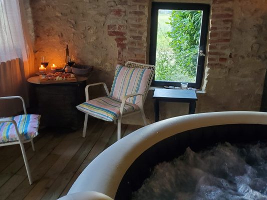 espace spa ( 20€/1 h/ jusqu'à 4 pers) avec possibilité planche dinatoire  © la petite fadette