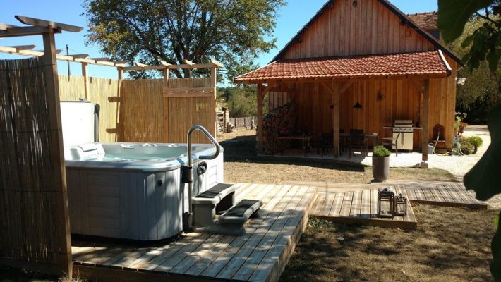 jacuzzi et abri-min © Le Corbier
