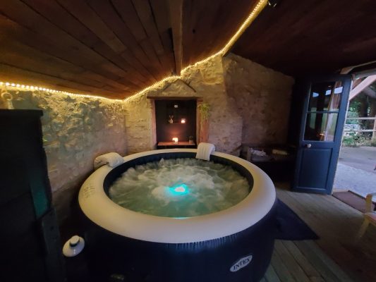 notre spa ( supplément 20€ /1 heure/ jusqu'à 4 personnes) © 1